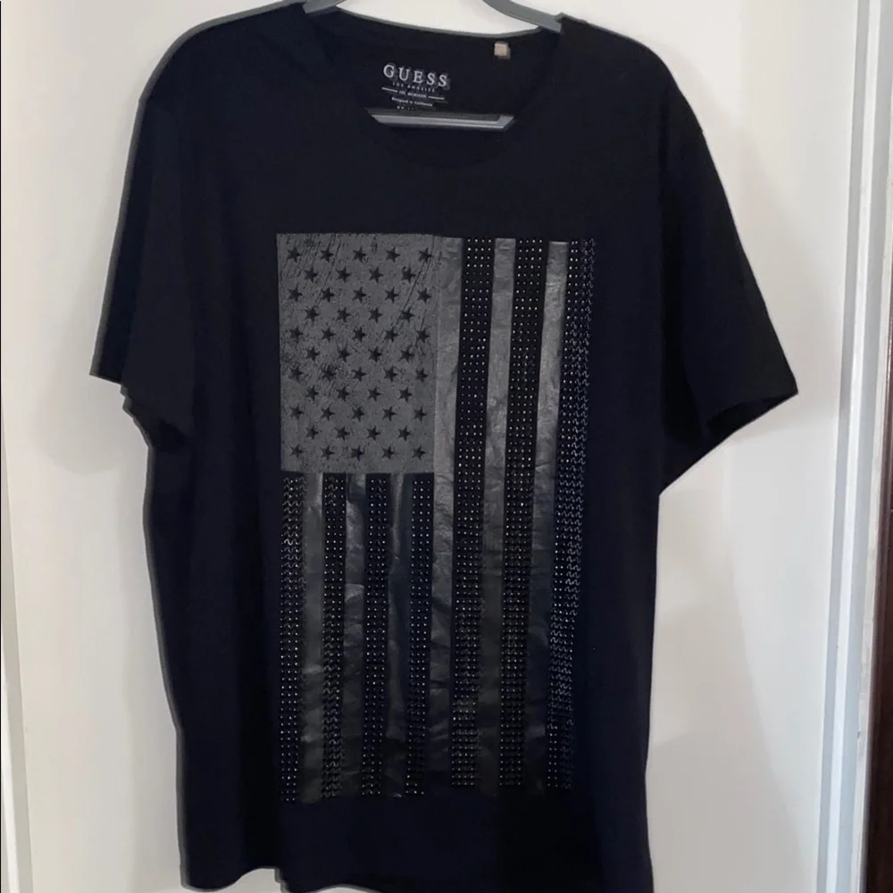 NWOT GUESS Men's Black Graphic T-Shirt - Picture 1 of 3